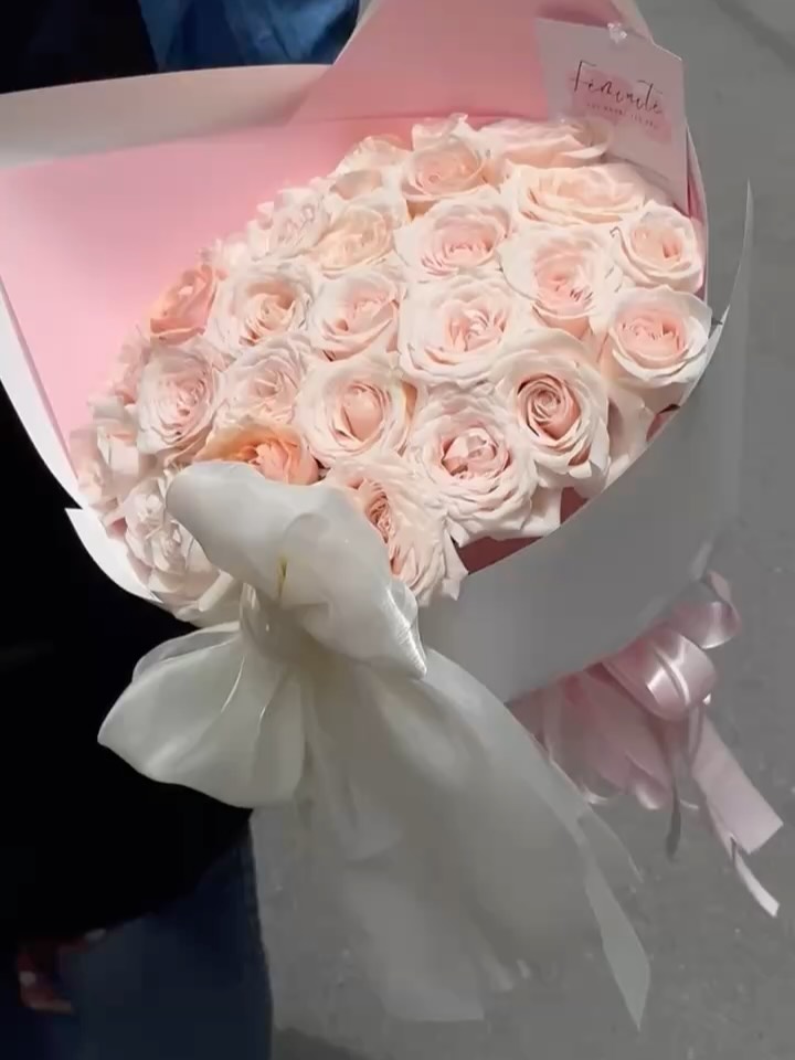 Bó hồng nơ trắng